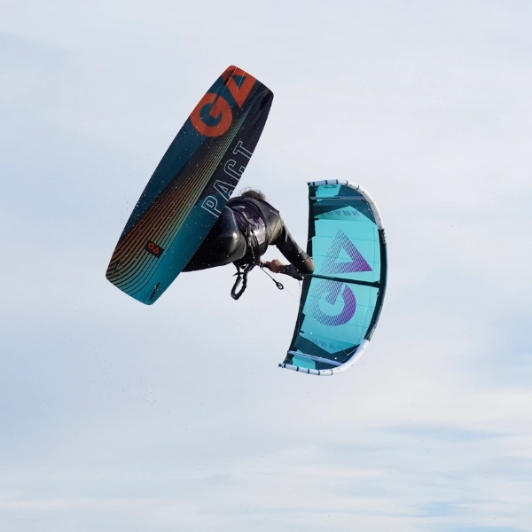 KITESURFING